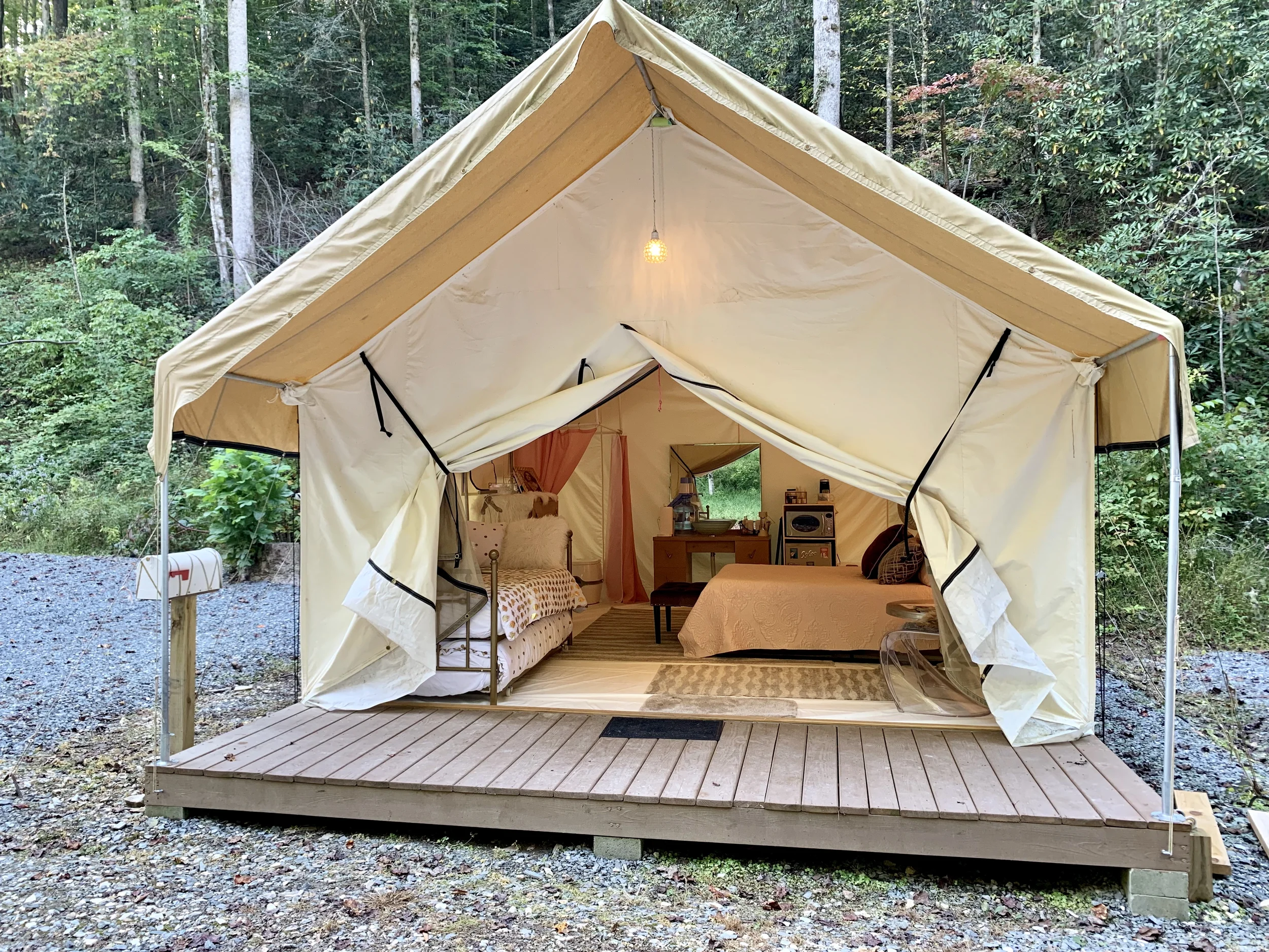 Safari glamping tent with a 50's glamour theme